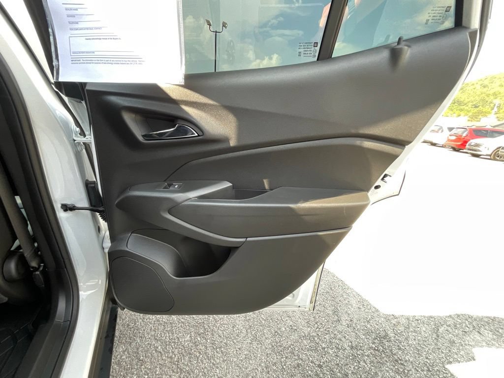Used 2024 Chevrolet Trax RS w/ Sunroof Package FWD image 23