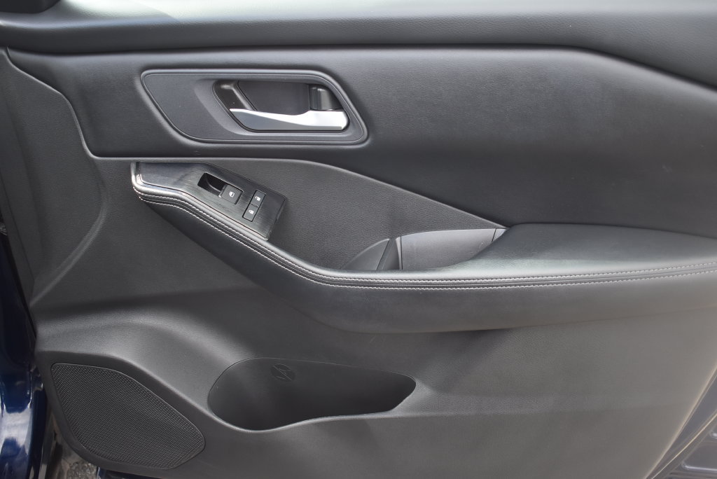 Used 2025 Nissan Rogue SV FWD image 13
