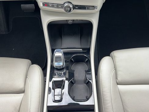 Used 2024 Volvo XC40 B5 Plus w/ Climate Package AWD/4WD image 18