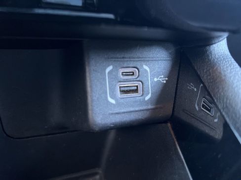 Used 2025 Jeep Compass Limited image 21