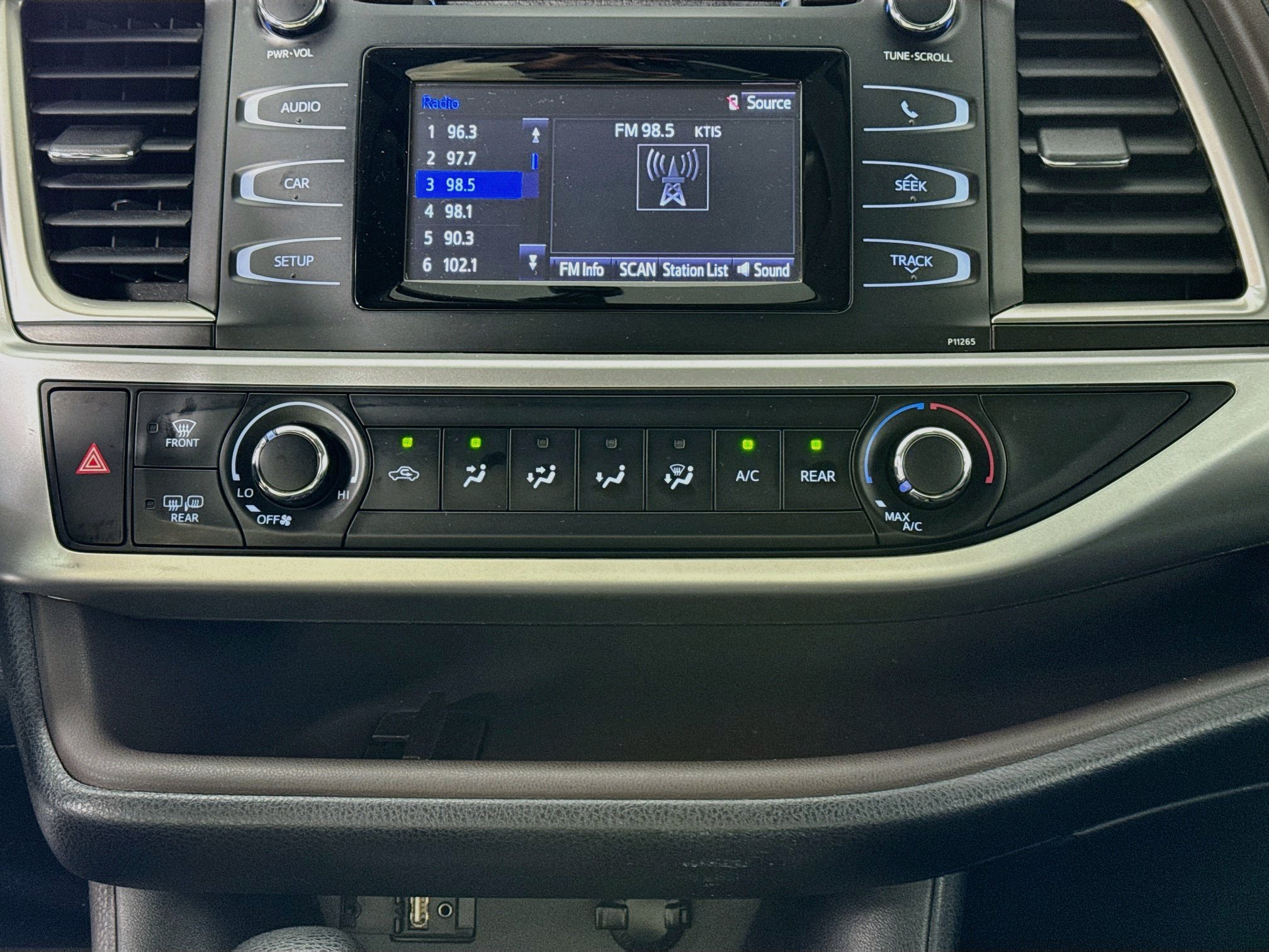 Used 2016 Toyota Highlander LE AWD/4WD image 15
