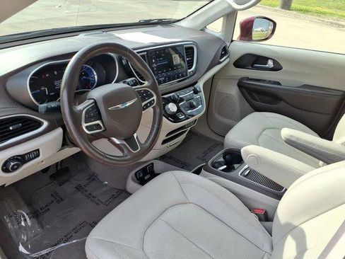 Used 2021 Chrysler Pacifica Touring-L FWD image 16