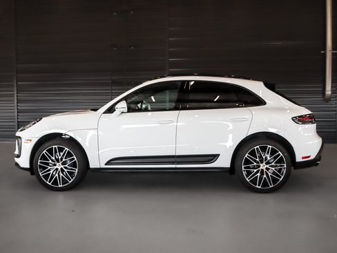 Certified 2026 Porsche Macan AWD/4WD image 2