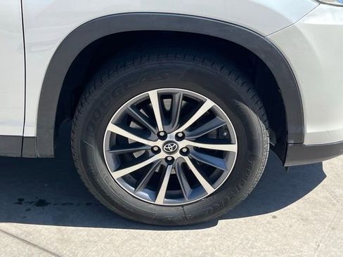 Used 2019 Toyota Highlander XLE FWD image 6