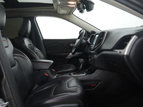 Used 2017 Jeep Cherokee Trailhawk image 11