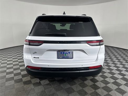 Used 2023 Jeep Grand Cherokee Altitude image 6