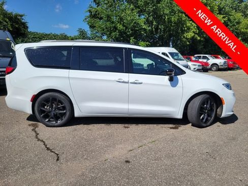 Used 2024 Chrysler Pacifica Touring-L w/ S Appearance Package FWD image 2