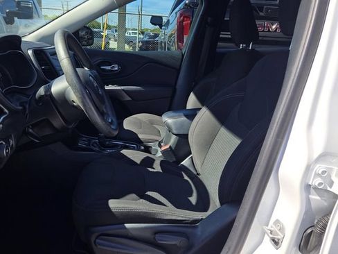 Used 2019 Jeep Cherokee Latitude w/ Popular Appearance Group FWD image 12