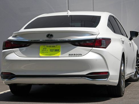 Used 2024 Lexus ES 300h w/ Accessory Package (Z2) FWD image 5