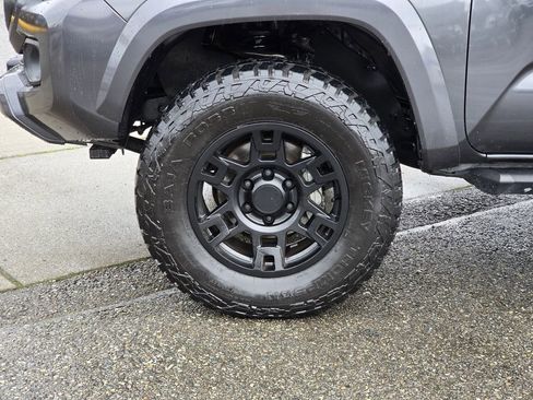 Used 2019 Toyota Tacoma Limited image 9