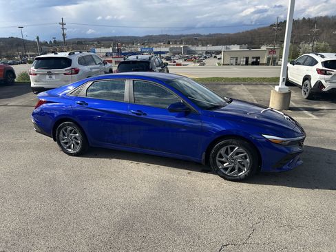 Used 2025 Hyundai Elantra Blue image 4