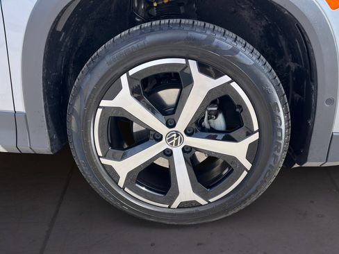 Certified 2025 Volkswagen Tiguan SE FWD image 15