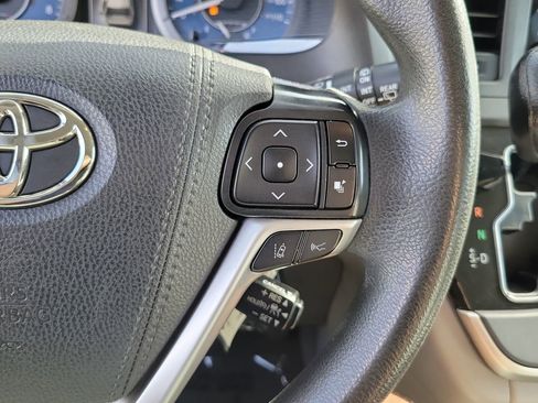 Used 2020 Toyota Sienna L w/ Carpet Mat Package FWD image 6