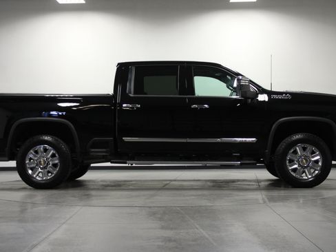 Used 2024 Chevrolet Silverado 2500 High Country w/ Technology Package AWD/4WD image 3