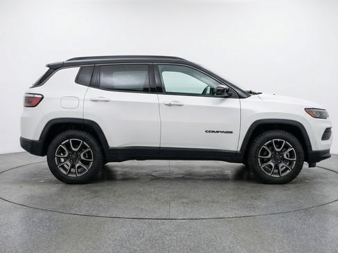 Used 2025 Jeep Compass Trailhawk AWD/4WD image 11