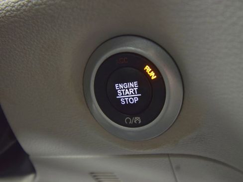 Used 2023 Chrysler Pacifica Touring-L image 35