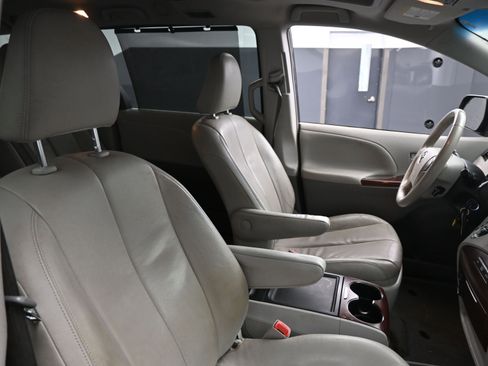 Used 2014 Toyota Sienna XLE image 20