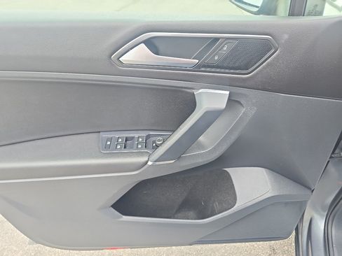 Used 2018 Volkswagen Tiguan SE FWD image 16