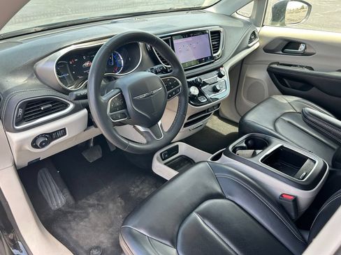 Used 2023 Chrysler Pacifica Touring-L FWD image 25