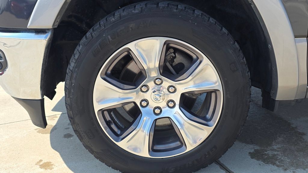 Used 2019 RAM 1500 Laramie AWD/4WD image 11