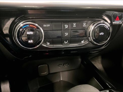 Used 2025 Chevrolet Trax LT w/ LT Convenience Package FWD image 25