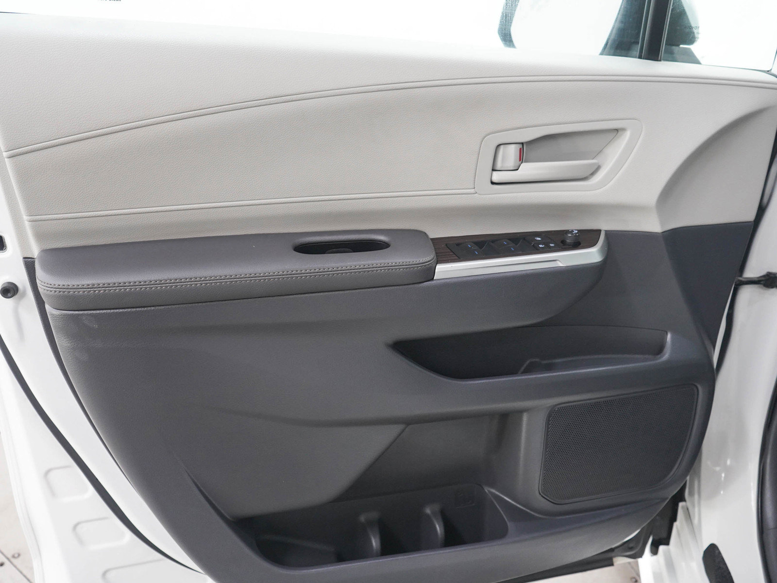 Used 2024 Toyota Sienna LE FWD image 20