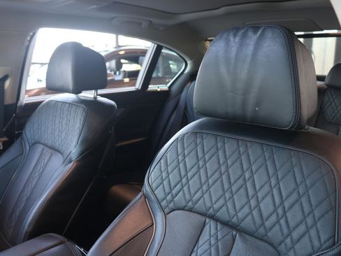 Used 2018 BMW 740i image 30