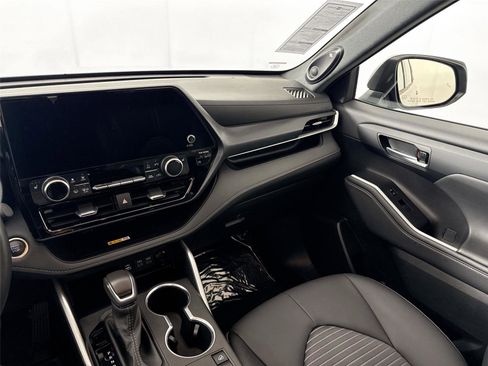 Certified 2025 Toyota Highlander XSE image 34