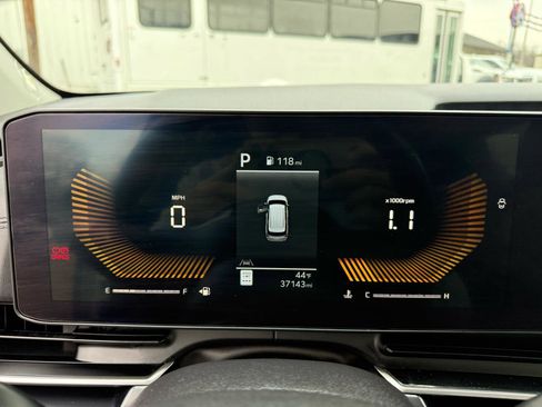 Used 2025 Kia Carnival image 12