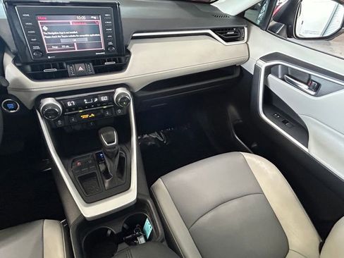 Used 2020 Toyota RAV4 XLE Premium image 11