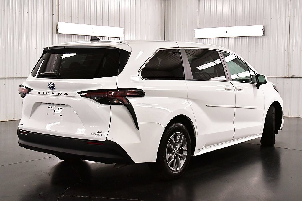 Used 2024 Toyota Sienna LE AWD/4WD image 7