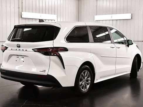 Used 2024 Toyota Sienna LE AWD/4WD image 7