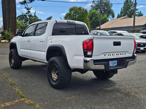 Used 2018 Toyota Tacoma SR5 AWD/4WD image 3