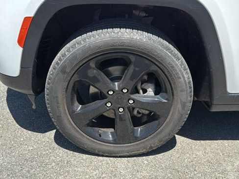 Certified 2023 Jeep Grand Cherokee Limited w/ Black Appearance Package AWD/4WD image 11
