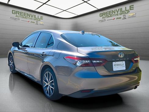 Used 2022 Toyota Camry XLE image 5