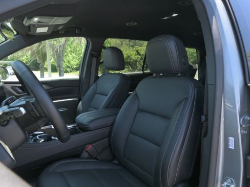 Used 2025 Chevrolet Traverse LT w/ Driver Confidence Package FWD image 9