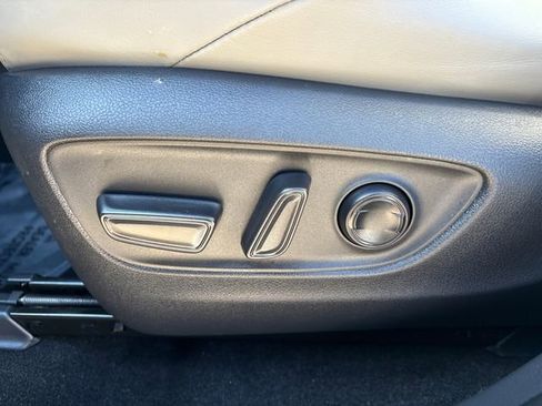 Used 2024 Toyota Venza XLE image 36