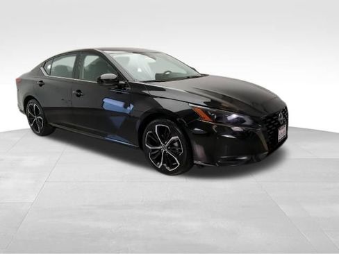 Used 2024 Nissan Altima 2.5 SR FWD image 9