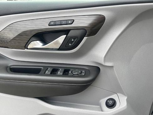 Used 2024 GMC Terrain SLT image 17