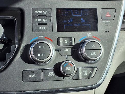 Used 2019 Toyota Sienna XLE w/ XLE Navigation Package FWD image 6