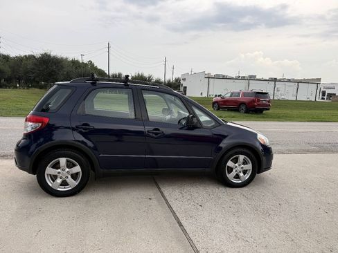 Used 2011 Suzuki SX4 AWD Hatchback image 4