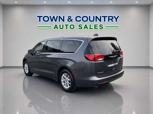Used 2023 Chrysler Voyager LX FWD image 3