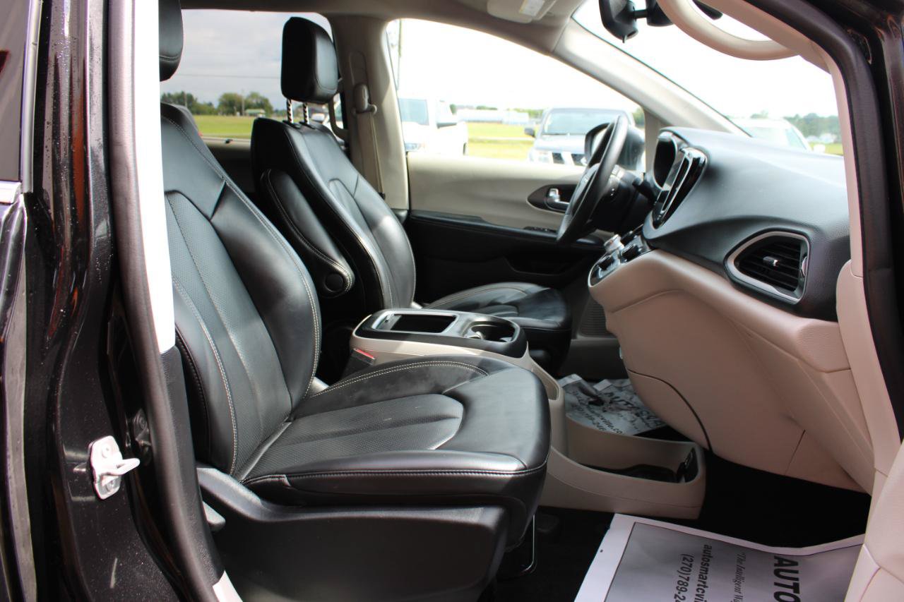 Used 2023 Chrysler Pacifica Touring-L FWD image 46