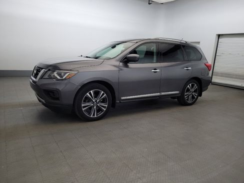 Used 2017 Nissan Pathfinder Platinum FWD image 2