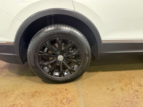 Used 2018 Volkswagen Tiguan SE w/ Panoramic Sunroof Package AWD/4WD image 86