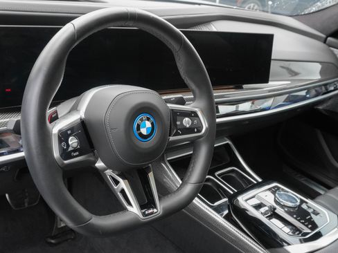 Used 2023 BMW i7 xDrive60 w/ Executive Package 2 AWD/4WD image 7
