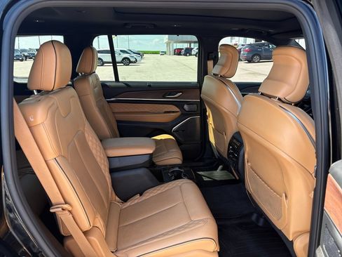 Used 2022 Jeep Grand Cherokee L Summit w/ Luxury Tech Group V AWD/4WD image 40