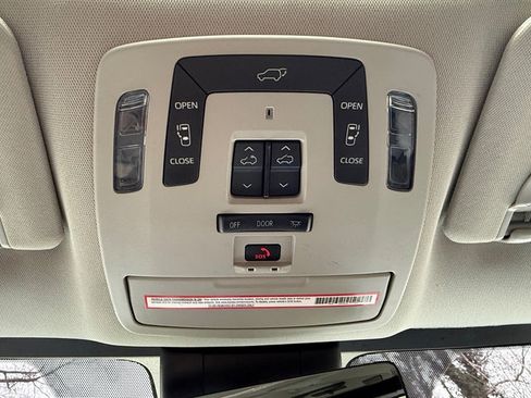 Used 2023 Toyota Sienna Limited image 31