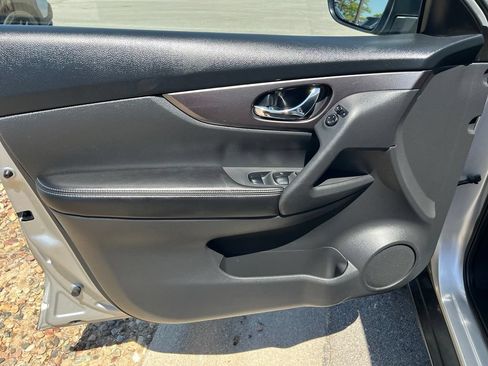 Used 2016 Nissan Rogue S AWD/4WD image 16