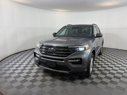 Used 2022 Ford Explorer XLT w/ Equipment Group 202A image 2